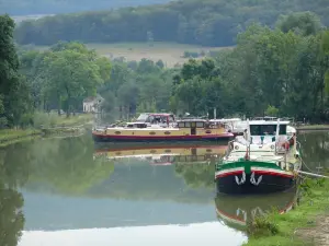 Burgundy Canal - Pont d'Ouche marina and its moored boats