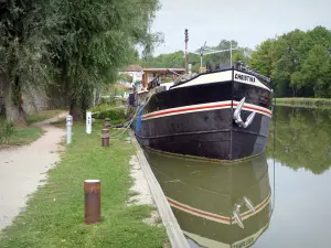 Burgundy Canal - Moored boat, in Pont d'Ouche, in the Ouche valley