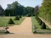 Busset城堡 - 法式花园装饰有切割的灌木，草坪和鲜花