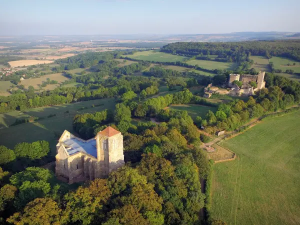 Butte de Thil - Aerial view of the Butte de Thil with its Gothic collegiate church and medieval castle