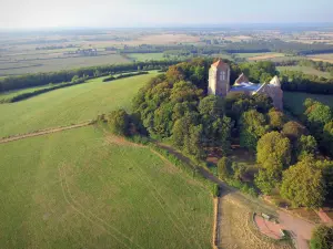 Butte de Thil - View of the Sainte-Trinité de Thil collegiate church, located at the end of the Thil hill, and the surrounding landscape