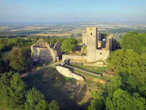 Butte de Thil - Château de Thil, on the mound of Thil, surrounded by greenery and dominating the surrounding landscape