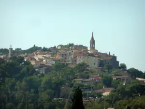 La Cadière-d'Azur - Vista de los árboles, las casas y el campanario de la iglesia del pueblo encaramado
