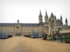 Caen - Esplanade Jean-Marie Louvel et Abbaye-aux-Hommes (bâtiments conventuels abritant l'hôtel de ville (mairie) et église Saint-Étienne), ciel nuageux