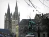 Caen - Statue de la place Saint-Martin, arbres, bâtiment et tours de l'église Saint-Étienne (Abbaye-aux-Hommes)