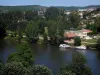 Cahors - River (Lot) met boten, recreatiegebied van het eiland Cabessut, huizen, gebouwen en heuvels, in de Quercy