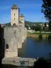Cahors - Torres e forbos da ponte de Valentré (ponte fortificada) e rio (o lote), em Quercy
