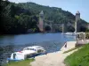 Cahors - Shore, River (Lot), boten, brug Valentre (versterkte brug) en de heuvel, in de Quercy