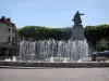 Cahors - Fontes da Place François-Mitterrand, estátua de Gambetta, árvores e casas, em Quercy