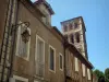 Cahors - Fachadas de casas e torre sineira da igreja Saint-Barthélemy, em Quercy