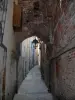 Cahors - Enge Gasse, gesäumt mit Häusern, im Quercy