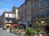 Cahors - Kaffeeterrasse und Häuser der Stadt, im Quercy