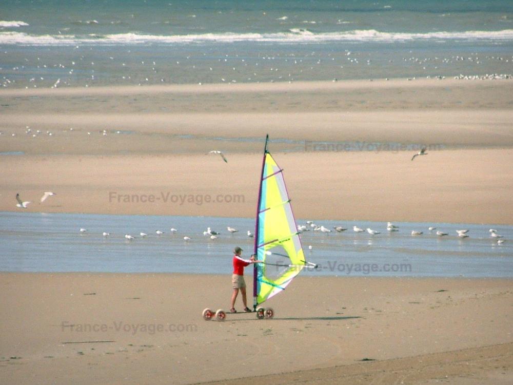 Guide du Pas-de-Calais - Hardelot-Plage - Côte d'Opale : plage de sable avec une personne pratiquant le speed-sail (planche à voile sur roulettes), mouettes et mer (la Manche) ; dans le Parc Naturel Régional des Caps et Marais d'Opale