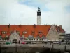 Calais - Muelle de la construcción y el faro en el fondo