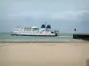 Calais - Opal Coast: playa de arena, embarcadero y el Mar del Norte con un barco (ferry)