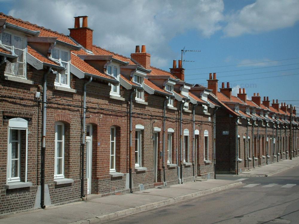 Guide du Pas-de-Calais - Bassin minier - Alignement de maisons en brique d'une cité minière