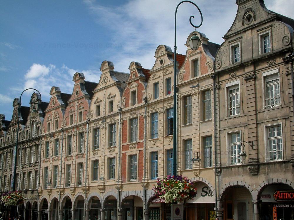Guide du Pas-de-Calais - Arras - Maisons à arcades de style flamand de la place des Héros