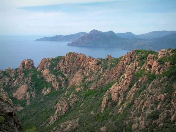 Calanche de Piana - Falaise de granit rouge (des calanques), mer méditerranée et côtes (golfe de Porto) au loin