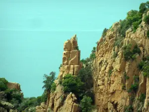 Calanche de Piana - Roche de granit rouge (des calanques) évoquant une sculpture d'un personnage et mer méditerranée en arrière-plan