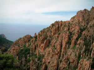 Calanche de Piana - Amas rocheux de granit rouge (des calanques) surplombant la mer méditerranée