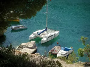 Les Calanques - Rivage avec un catamaran et des bateaux