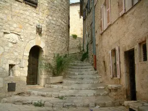 Callian - Ruelle en escalier bordée de maisons en pierre