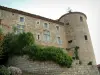 Callian - Castillo con su torre, pared de piedra y arbustos