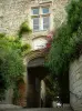 Callian - Entrada al castillo decorado con enredaderas y arbustos