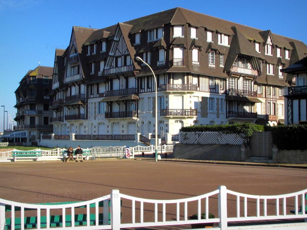 Guide du Calvados - Trouville-sur-Mer - Côte Fleurie : résidences à colombages de la station balnéaire