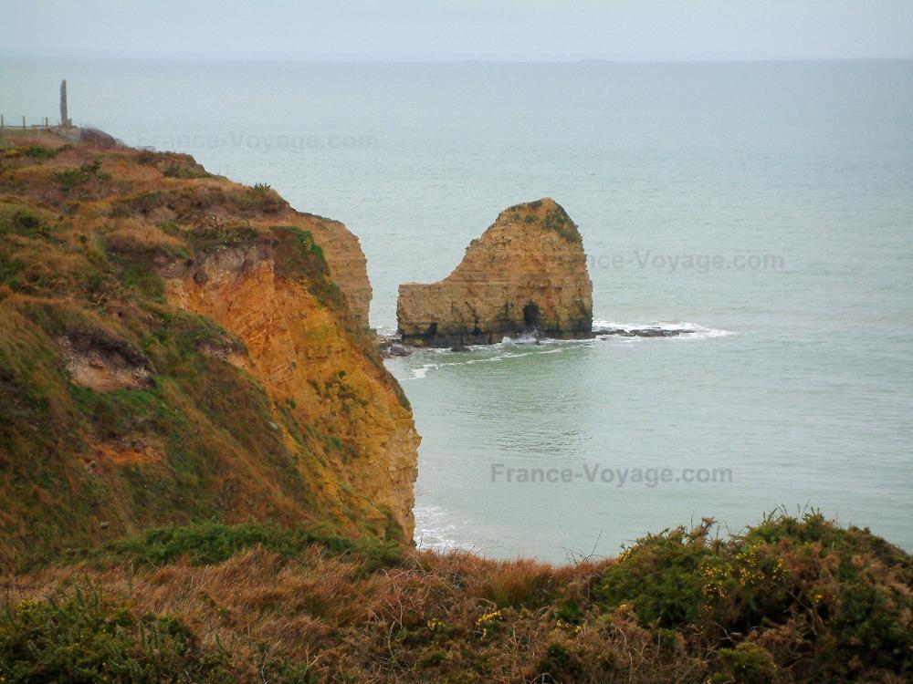 Guide du Calvados - Pointe du Hoc - Site du Débarquement : falaise de la pointe du Hoc, monument commémoratif et mer (la Manche)
