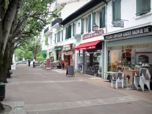 Cambo-les-Bains - Häuser und Einkaufsläden des Thermalkurorts