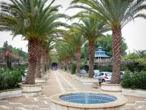 Cambo-les-Bains - Brunnen und Palmen des Thermalzentrums