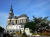 Cambrai - Kirche Saint-Géry und Platz 9 Octobre mit seinen Häusern, seinen Einkaufsläden, seinen Bäumen und seinen Blumen