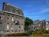 Cambrai - Parterre de fleurs et maisons de la ville