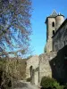 Camon - Torre sineira da igreja (antiga abadia), muralhas e árvores