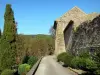 Camon - Promenade le long des remparts menant à l'ancienne abbaye