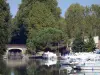 Canal de Garonne - Canal de Garonne (canal latéral à la Garonne), bateaux amarrés, écluse, pont et arbres ; à Le Mas-d'Agenais