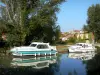 Canal de Garonne - Canal de Garonne (canal latéral à la Garonne), bateaux amarrés, arbres et maisons ; à Buzet-sur-Baïse