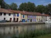 Canal di Midi - Case con le persiane colorate, spiagge, con una barca sul canale e gli alberi