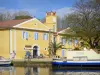 Canal du Midi - Le Somail : port du canal du Midi avec ses bateaux amarrés et façades du hameau