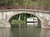 Canal du Midi - Ventenac-en-Minervois : pont enjambant le canal du Midi et bateau amarré