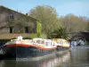 Canal du Midi - De Somail: haven met afgemeerde boten en brug ezel op het kanaal