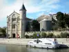 Canal du Midi - Ventenac-en-Minervois wijn coöperatie van het kasteel en de rondvaartboot afgemeerd