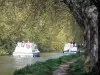 Canal du Midi - Chemin de halage avec vue sur des bateaux naviguant sur la voie d'eau