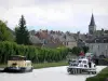 Canal di Nivernais - Yacht a vela sulle Nivernais, allineamento albero, torre della Chiesa di San Giovanni Battista, e case nel villaggio di Châtillon-en-Bazois