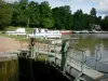 Canal du Nivernais - Écluse sur le canal du Nivernais et port de Châtillon-en-Bazois avec ses bateaux amarrés