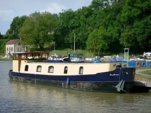 Canal du Nivernais - Port de Châtillon-en-Bazois avec ses péniches amarrées, et maison éclusière en arrière-plan