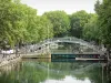 Canal Saint Martin - Canal Saint-Martin alinhado com árvores e pontilhada com eclusas, pontes e pontes pedonais