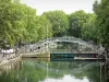 Canal Saint-Martin - Canal Saint-Martin bordé d'arbres et jalonné d'écluses, de ponts et de passerelles