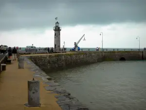 Cancale - Digue et feu du port de la Houle (port de pêche) avec un ciel orageux